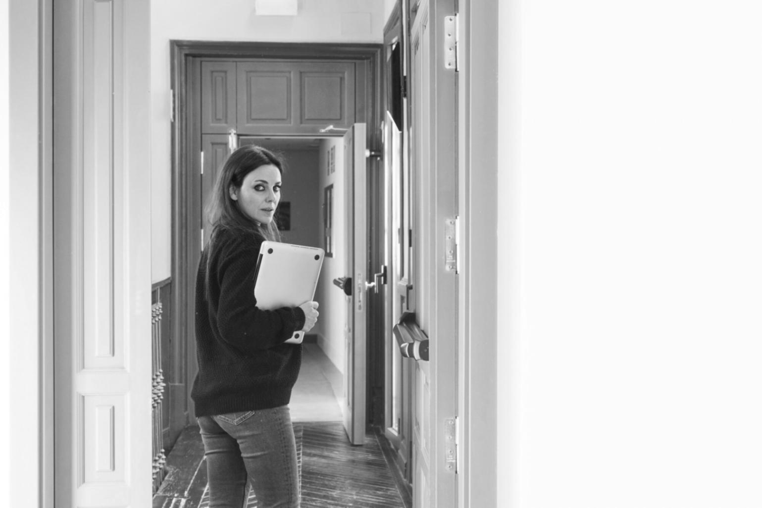 Profesionales trabajando en análisis financiero y presentaciones