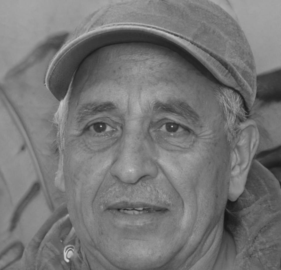 Retrato profesional de instructor especializado en comunicación financiera